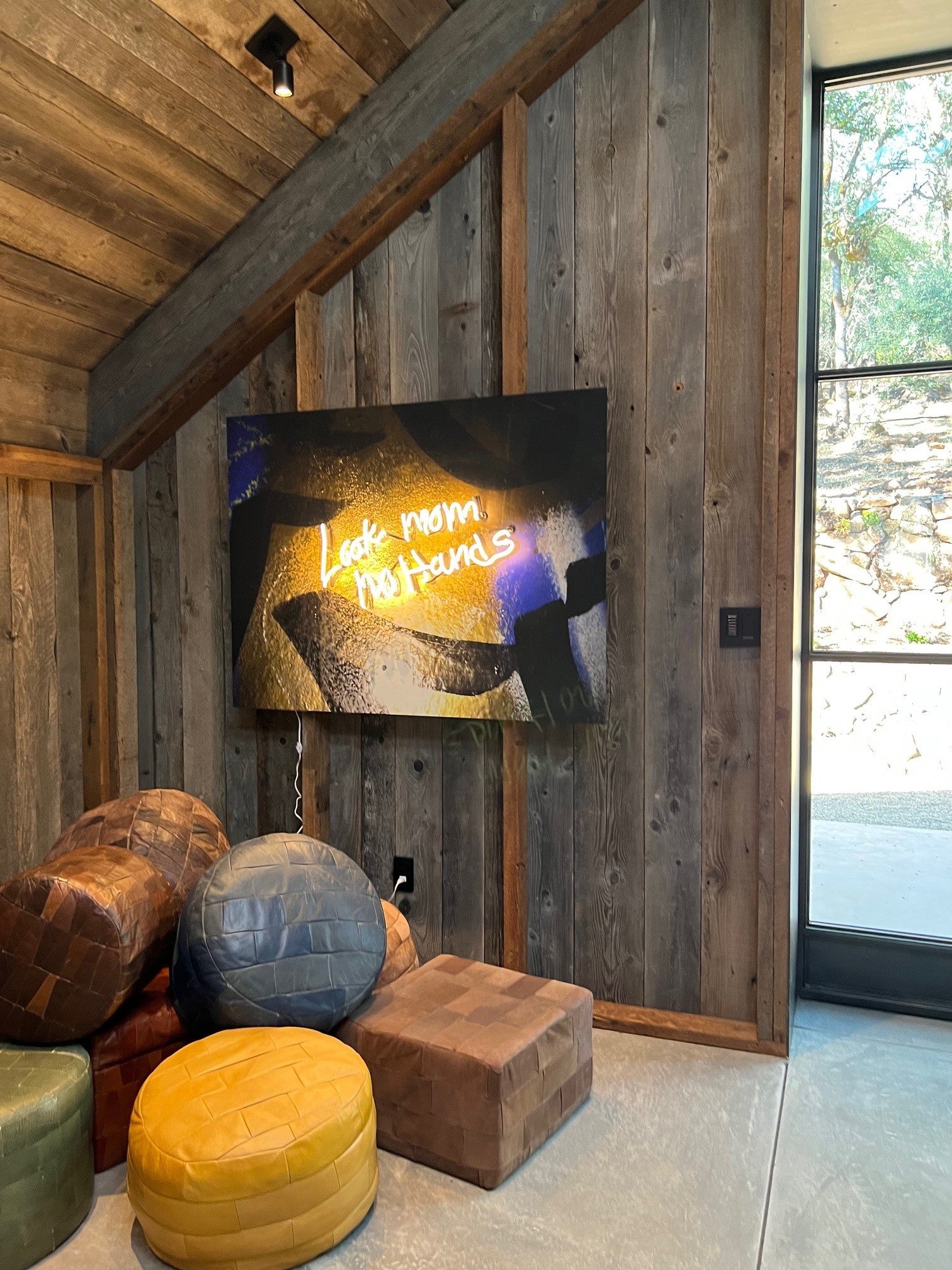 Neon Art - LOOK MOM NO HANDS